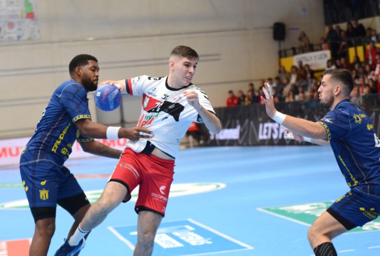 Artaleku juzga al Viveros Herol Nava 1 Mario Nevado busca el lanzamiento en el encuentro de ida celebrado en el Guerreros Naveros entre Viveros Herol Nava y Barcelona./AMADOR MARUGÁN