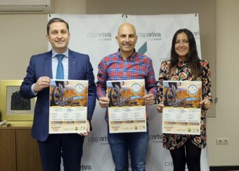 José María Chaparro, Beatriz Serrano y Pachi Moreno posan con el cartel durante la presentación./FUND.CAJA RURAL