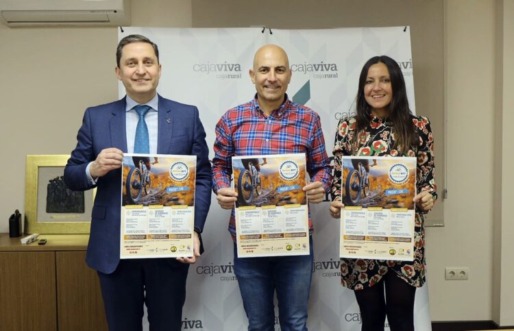 Vuelven las rutas en BTT de Caja Rural por la provincia de Segovia 1 José María Chaparro, Beatriz Serrano y Pachi Moreno posan con el cartel durante la presentación./FUND.CAJA RURAL