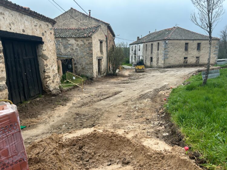 Comienzan las obras de pavimentación en Cabanillas del Monte 1 Estado actual de la calle / AYTO. DE TORRECABALLEROS