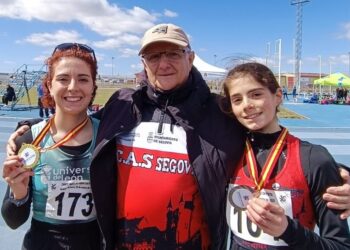 Sandra San Miguel Prieto, Antonio Requero y Alba León posan en la cita con las medallas./CAS