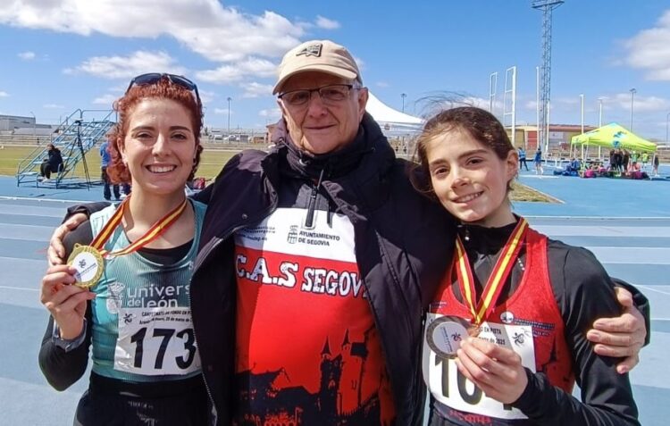 Tres medallas para el CAS en el Autonómico de fondo de pista 1 Sandra San Miguel Prieto, Antonio Requero y Alba León posan en la cita con las medallas./CAS