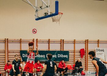 Un jugador del CD. Base busca la canasta durante un partido./JUAN LUIS MISIS