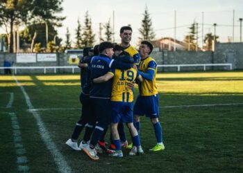 Los jugadores del Coca celebran un gol durante el encuentro frente al San José./CD. COCA
