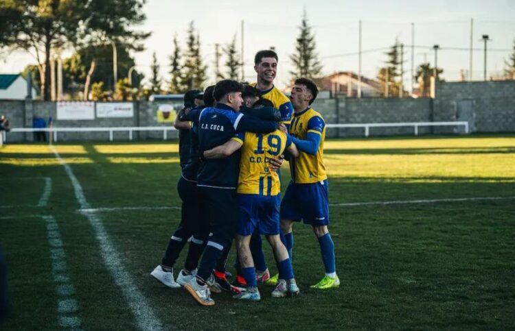 Victorias de Coca y Turégano en la Regional de Aficionados 1 Los jugadores del Coca celebran un gol durante el encuentro frente al San José./CD. COCA