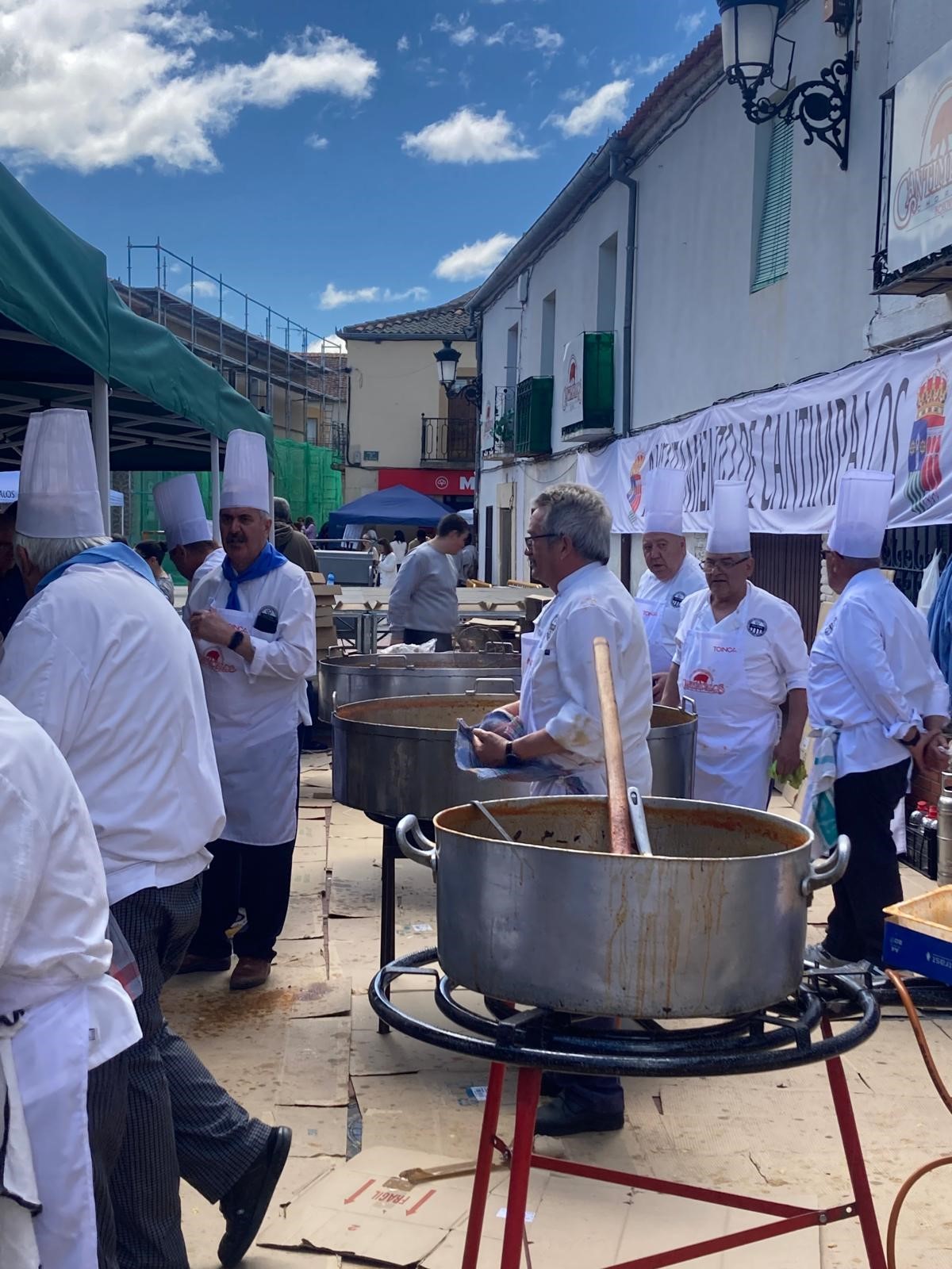 Cocineros con las ollas / E.A.