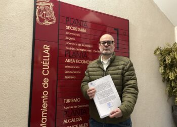 José Luis Fraile, presidente del club, en el Ayuntamiento del municipio./CD.CUÉLLAR