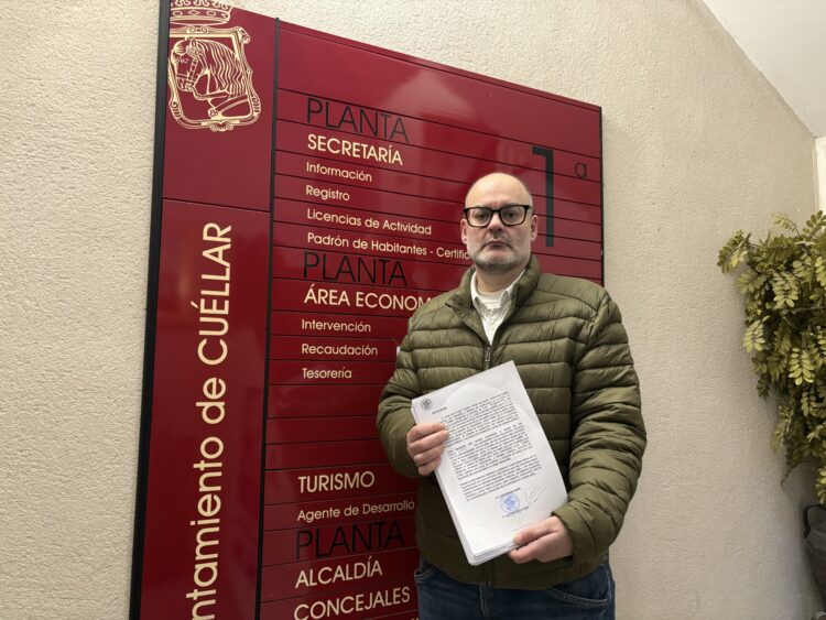 José Luis Fraile, presidente del club, en el Ayuntamiento del municipio./CD.CUÉLLAR