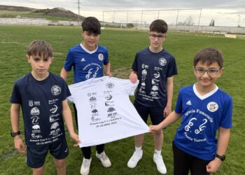 Mateo, Sergio, Pinilla y Pipe posan con la camiseta. del torneo de Arousa F7./CD.CUÉLLAR