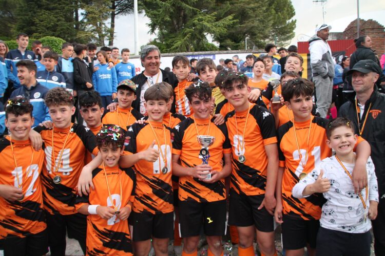La tercera edición de la Cuéllar Cup se celebrará los días 24 y 25 de mayo 1 El Atlético de Laguna de infantil celebra el título de la edición pasada./CD. CUÉLLAR