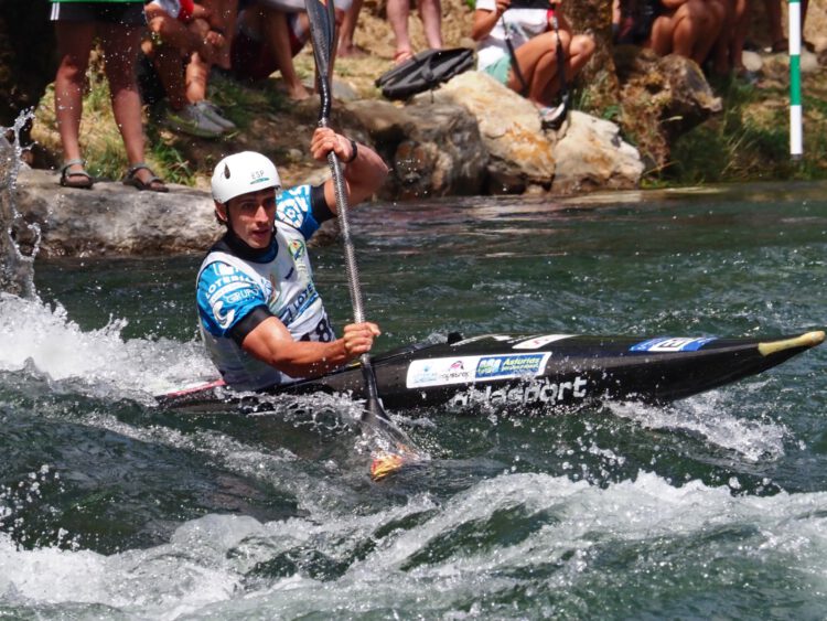 David Llorente y Darío Cuesta brillan en la Copa de kayak cross 1 David Llorente, durante una competición en una imagen de archivo./E.A