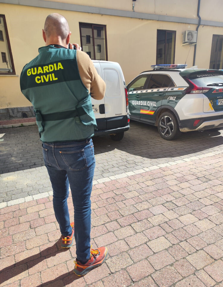 Desarticulado un grupo que robó en el interior de cuatro furgonetas en Roda de Eresma 1 La Guardia Civil desarticula un grupo especializado en cometer robos en el interior de furgonetas / GUARDIA CIVIL