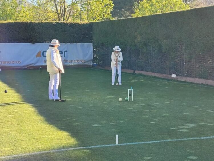 El CC El Tiro arranca el curso de croquet con la III Liga Europea 1 Una de las jugadoras, preparando el tiro al aro durante una competición de la pasada temporada./CC EL TIRO