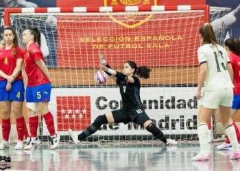 Elena González detiene un lanzamiento durante un encuentro de la Selección española durante el Premundial./RFEF