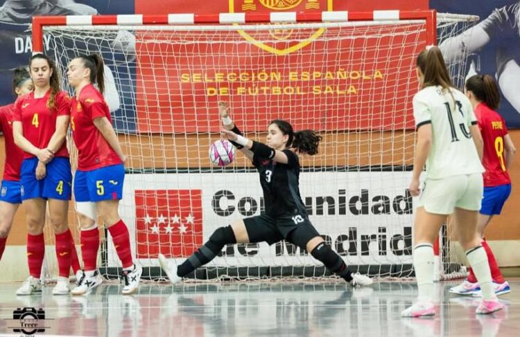 Elena González: “Ojalá pueda estar en el Mundial de Filipinas” 1 Elena González detiene un lanzamiento durante un encuentro de la Selección española durante el Premundial./RFEF