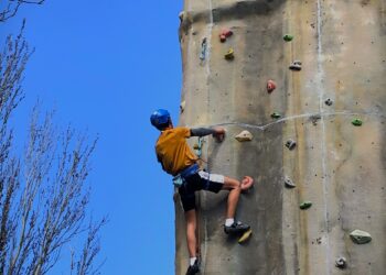 Un participante durante un instante de la final de escalada./DIP. SEGOVIA