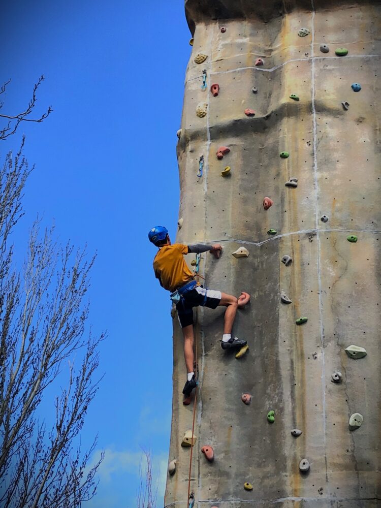 El deporte escolar presenta a sus nuevos campeones provinciales 1 Un participante durante un instante de la final de escalada./DIP. SEGOVIA