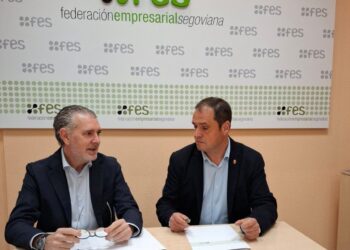 Andrés Ortega y Carlos Enrique Fuentes Pascual en la firma del acuerdo / FES