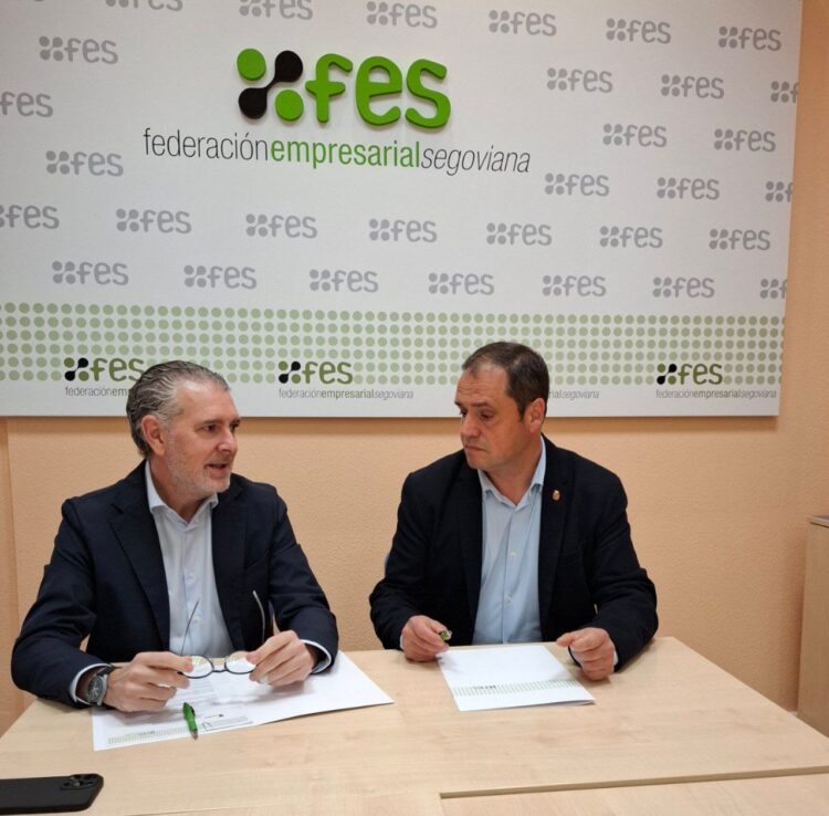 Sanchonuño se suma a la Red de Municipios Emprendedores de la FES 1 Andrés Ortega y Carlos Enrique Fuentes Pascual en la firma del acuerdo / FES