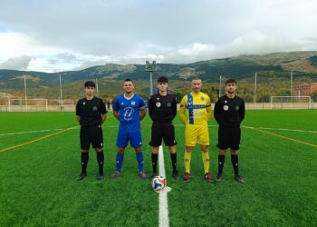 Los capitanes de Real Sitio y Cuéllar junto al equipo arbitral antes de comenzar el partido./CD. CUÉLLAR