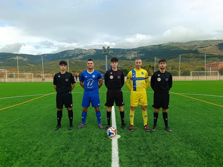 Jornada sin sorpresas en la Provincial de Aficionados 1 Los capitanes de Real Sitio y Cuéllar junto al equipo arbitral antes de comenzar el partido./CD. CUÉLLAR