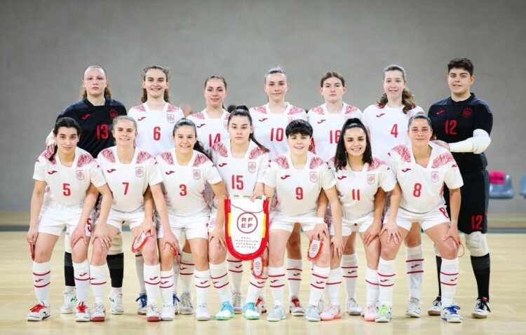 La plantilla de la Selección española sub-19 antes del encuentro frente a Portugal./RFEF