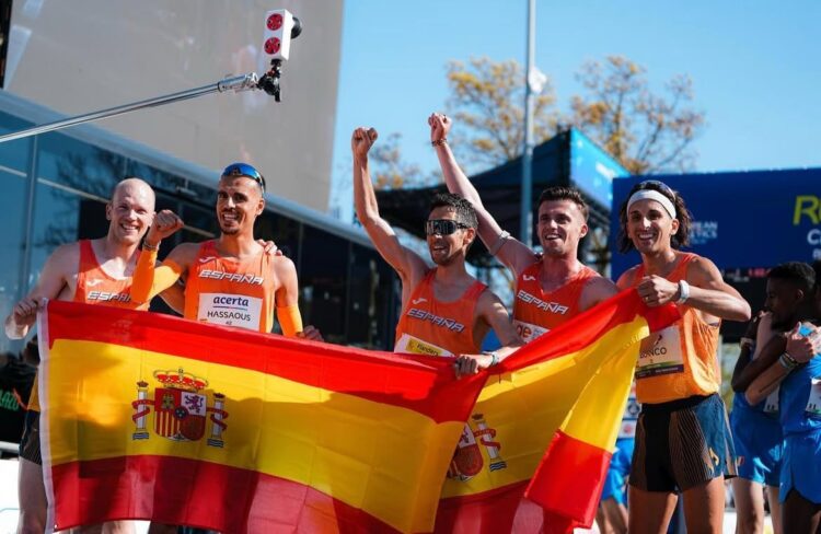 Javi Guerra, junto al resto de integrantes del equipo español en media maratón, celebra la medalla de plata lograda en el Europeo en ruta celebrado en Bruselas-Leuven (Bélgica)./RFEA