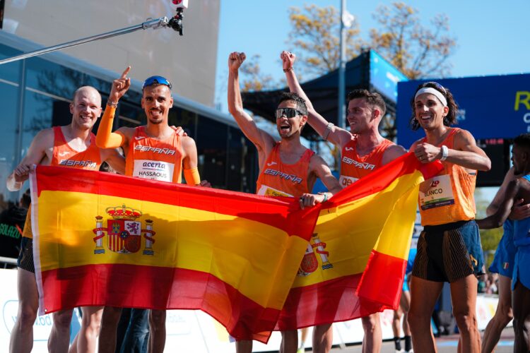 Los integrantes del equipo español masculino celebran la plata conseguida en el Europeo en ruta./RFEA