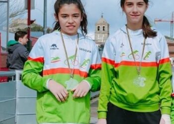 Gael Casado y Elena Gómez, del Triatlón Lacerta, durante una cita./T. LACERTA