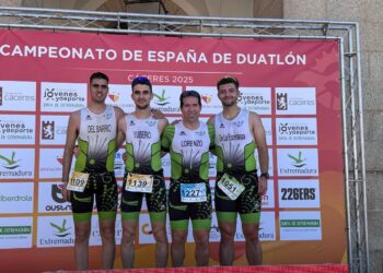 La comitiva del club segoviano durante la cita celebrada en Cáceres./T. LACERTA