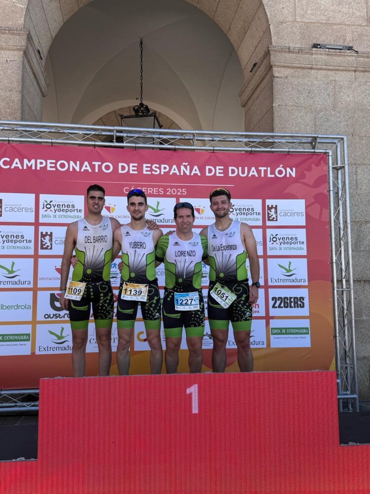 Gran actuación del Triatlón Lacerta en el Campeonato de España de Duatlón 1 La comitiva del club segoviano durante la cita celebrada en Cáceres./T. LACERTA