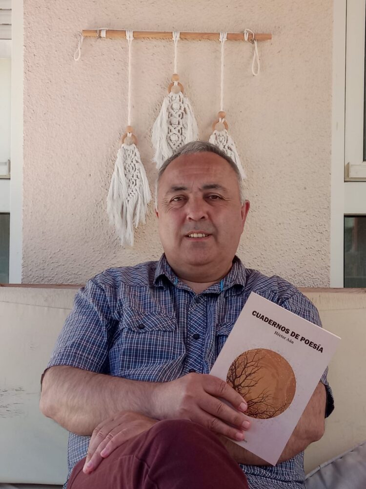 Un libro recauda fondos para la Asociación 'Los Fuertes' de El Espinar 1 El escritor espinariego Óscar María Barreno publica su última obra bajo el título ‘Cuadernos de poesía’ / E.A.