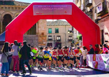 Los corredores toman la salida de la carrera popular./HÉCTOR CRIADO