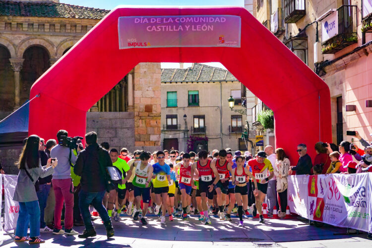 Los corredores toman la salida de la carrera popular./HÉCTOR CRIADO