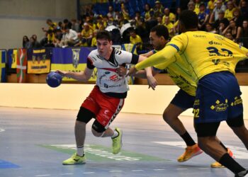 Mario Nevado conduce la pelota durante un instante de partido entre Viveros Herol y Bidasoa./ARRATE MORALES