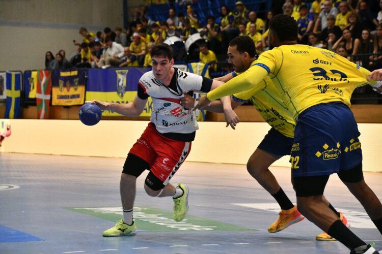 El BM Nava no sale del bache en Artaleku 1 Mario Nevado conduce la pelota durante un instante de partido entre Viveros Herol y Bidasoa./ARRATE MORALES