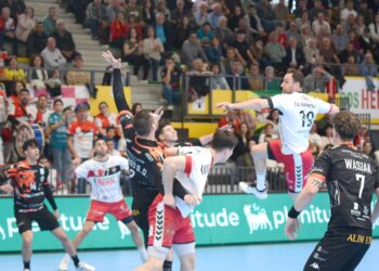 Tioumentsev busca el lanzamiento ante la presión rival durante un momento de partido entre Viveros Herol y Abanca Ademar./AMADOR MARUGÁN