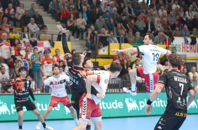 Remontada navera para recuperar la sonrisa 1 Tioumentsev busca el lanzamiento ante la presión rival durante un momento de partido entre Viveros Herol y Abanca Ademar./AMADOR MARUGÁN