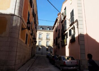 Coches aparcados en una calle de La Granja/NEREA LLORENTE