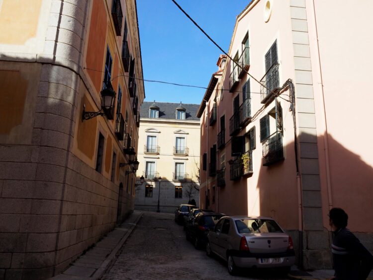 Coches aparcados en una calle de La Granja/NEREA LLORENTE