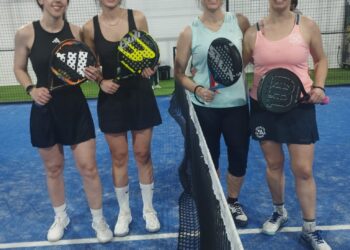 Dos parejas en la categoría femenina posan antes de un encuentro./CD. SEGOSALA