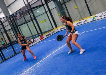 Una pareja femenina durante un encuentro de la tercera cita del Circuito Provincial de Pádel disputada en Padelzone./DIP. SEGOVIA