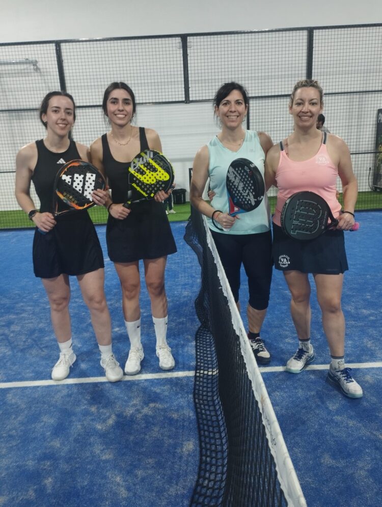 Dos parejas en la categoría femenina posan antes de un encuentro./CD. SEGOSALA