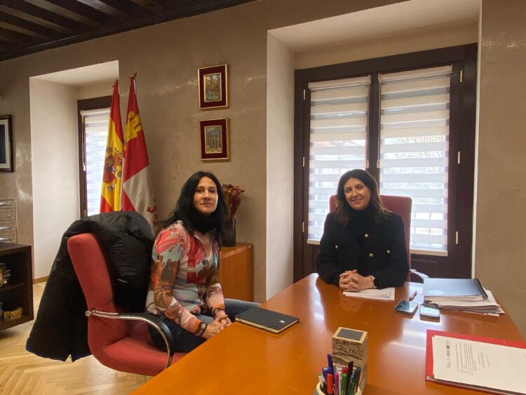 Reunión entre la delegada territorial, Raquel Alonso, y la alcaldesa de Ayllón, Rosalía Martín / JCYL