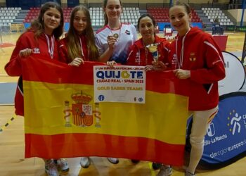 Las representantes del equipo España 1 posan como campeonas./CLUB ESGRIMA DE SEGOVIA