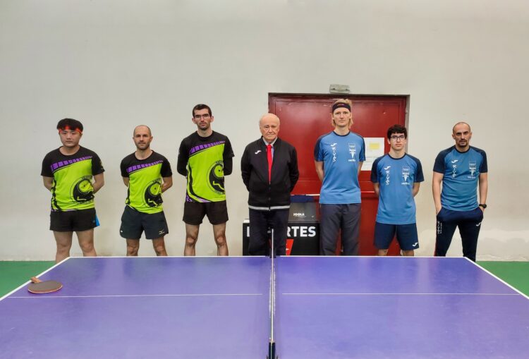 El Seghos sella la permanencia en la División de Honor 1 Los jugadores del Seghos y Rivas instantes antes de comenzar el partido./SEGHOS