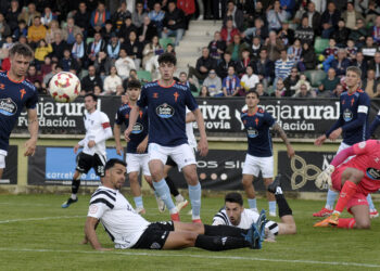 Hugo Díaz y Diego Gómez no llegan a la pelota en un instante del encuentro entre Gimnástica Segoviana y Celta Fortuna. /JUAN MARTÍN-G. SEGOVIANA