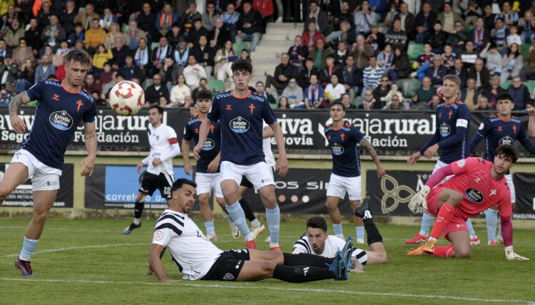 La ilusión gimnástica por la permanencia se apaga 1 Hugo Díaz y Diego Gómez no llegan a la pelota en un instante del encuentro entre Gimnástica Segoviana y Celta Fortuna. /JUAN MARTÍN-G. SEGOVIANA