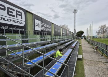 Las nuevas gradas instaladas en el campo municipal de La Albuera./JUAN MARTÍN-G. SEGOVIANA