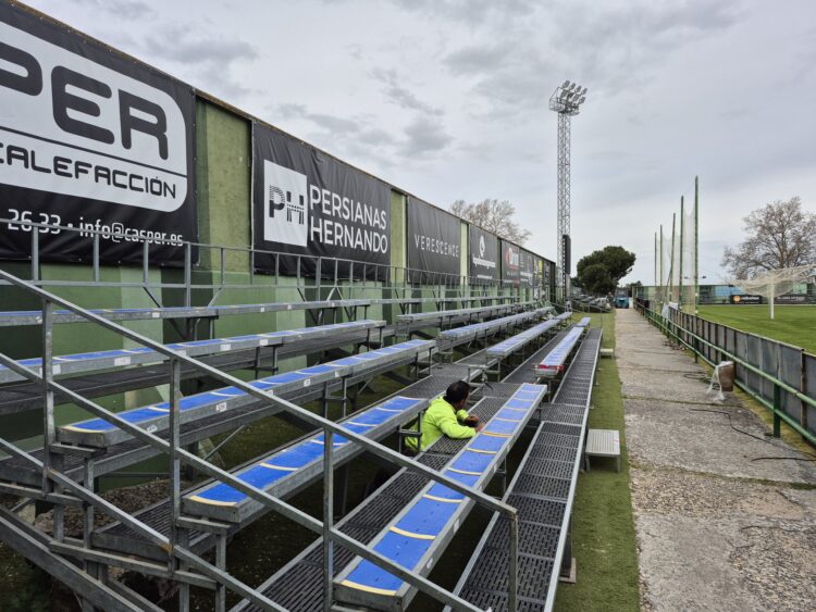 La Albuera aumenta su aforo hasta las 3.400 localidades para el tramo final de temporada 1 Las nuevas gradas instaladas en el campo municipal de La Albuera./JUAN MARTÍN-G. SEGOVIANA